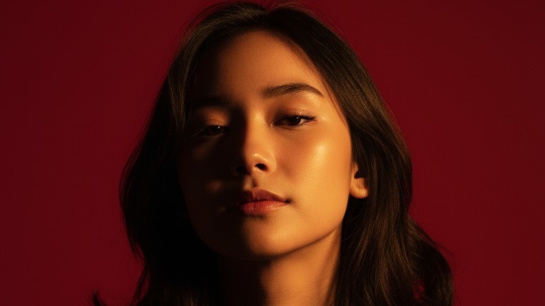 Prompt Gemini AI Foto Studio Background Merah Vertikal, Nggak Perlu Ke Studio