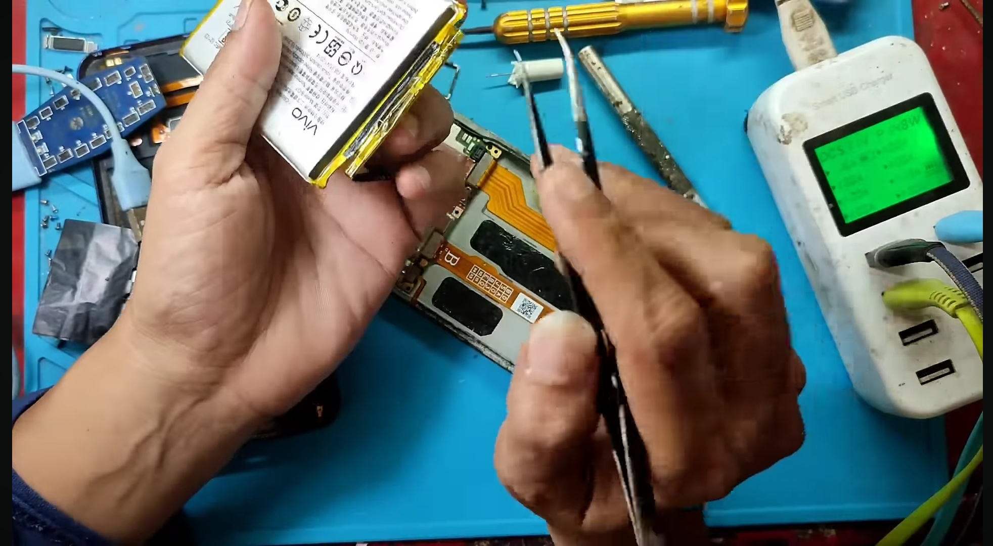 Tutorial Servis HP Vivo Y12 Restart Terus: Pengalaman Langsung dari Meja Servis