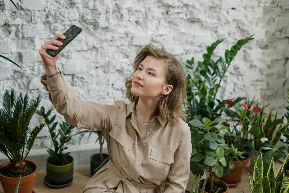 Cara Tidak Oversharing di Media Sosial Cara Tidak Oversharing di Media Sosial